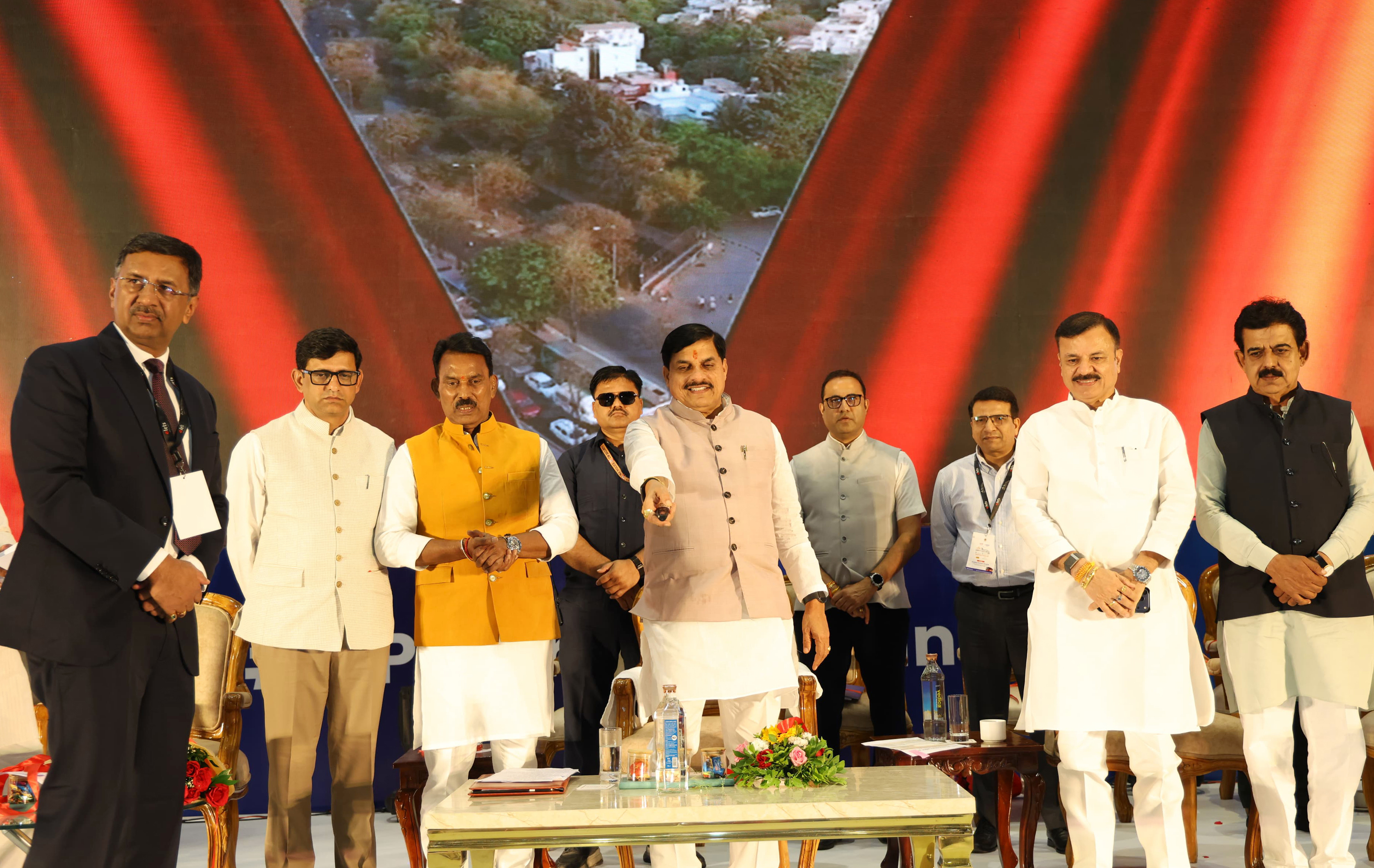 इंदौर में यात्री परिवहन विजन समिट के कार्यक्रम की तस्वीर।