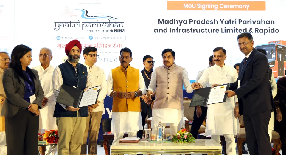 इंदौर के यात्री परिवहन विजन समिट में MPYPIL और Rapido के समझौते के दौरान मुख्यमंत्री मोहन यादव। तस्वीर: MP जनसंपर्क।