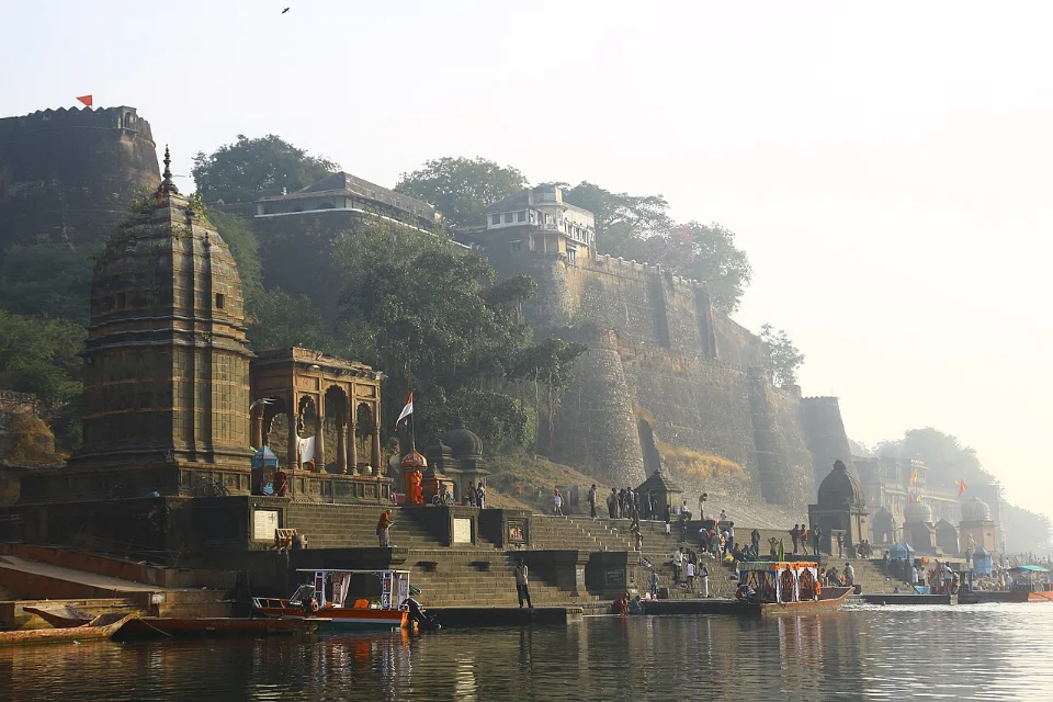 महेश्वर किले और नर्मदा किनारे का दृश्य।