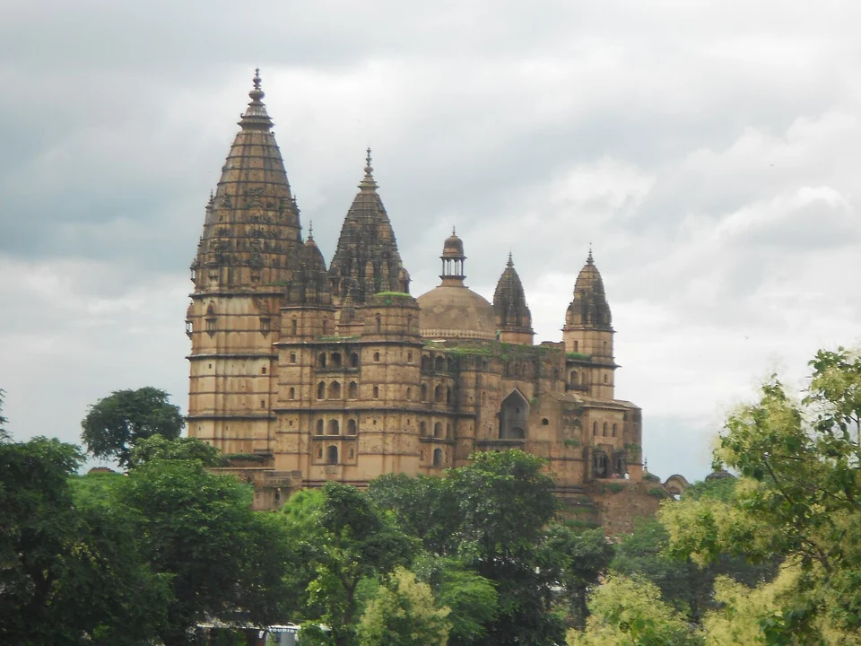 ओरछा के चतुर्भुज मंदिर की तस्वीर।